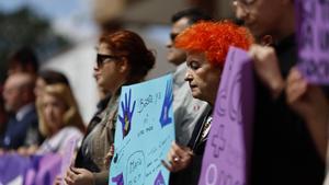 Minuto de silencio este viernes en Móstoles por la última víctima de violencia de género, una mujer de 40 años que falleció el jueves en el Hospital 12 de Octubre de Madrid, después de ser acuchillada presuntamente por su pareja.