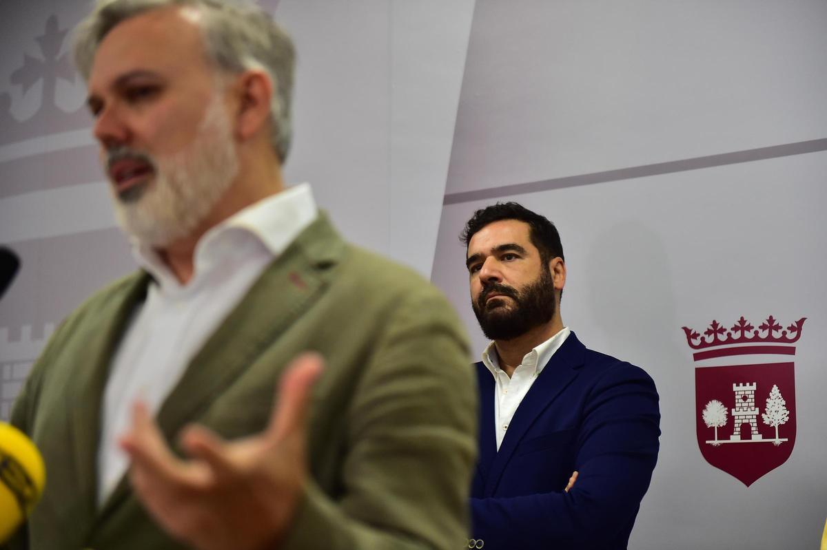 Pizarro interviene, con David Doniga escuchando detrás.