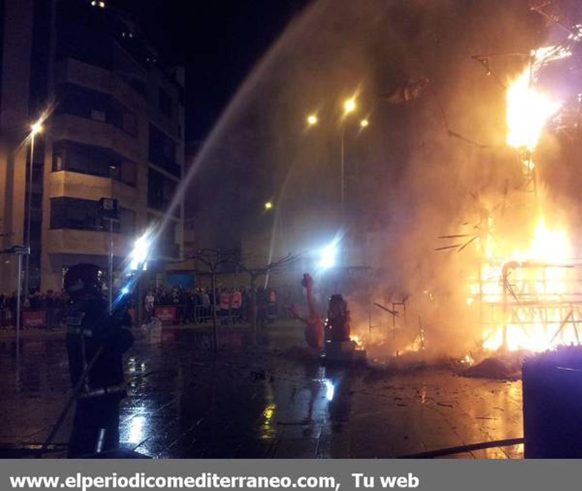 GALERÍA DE FOTOS - El fuego devora las fallas de la provincia.