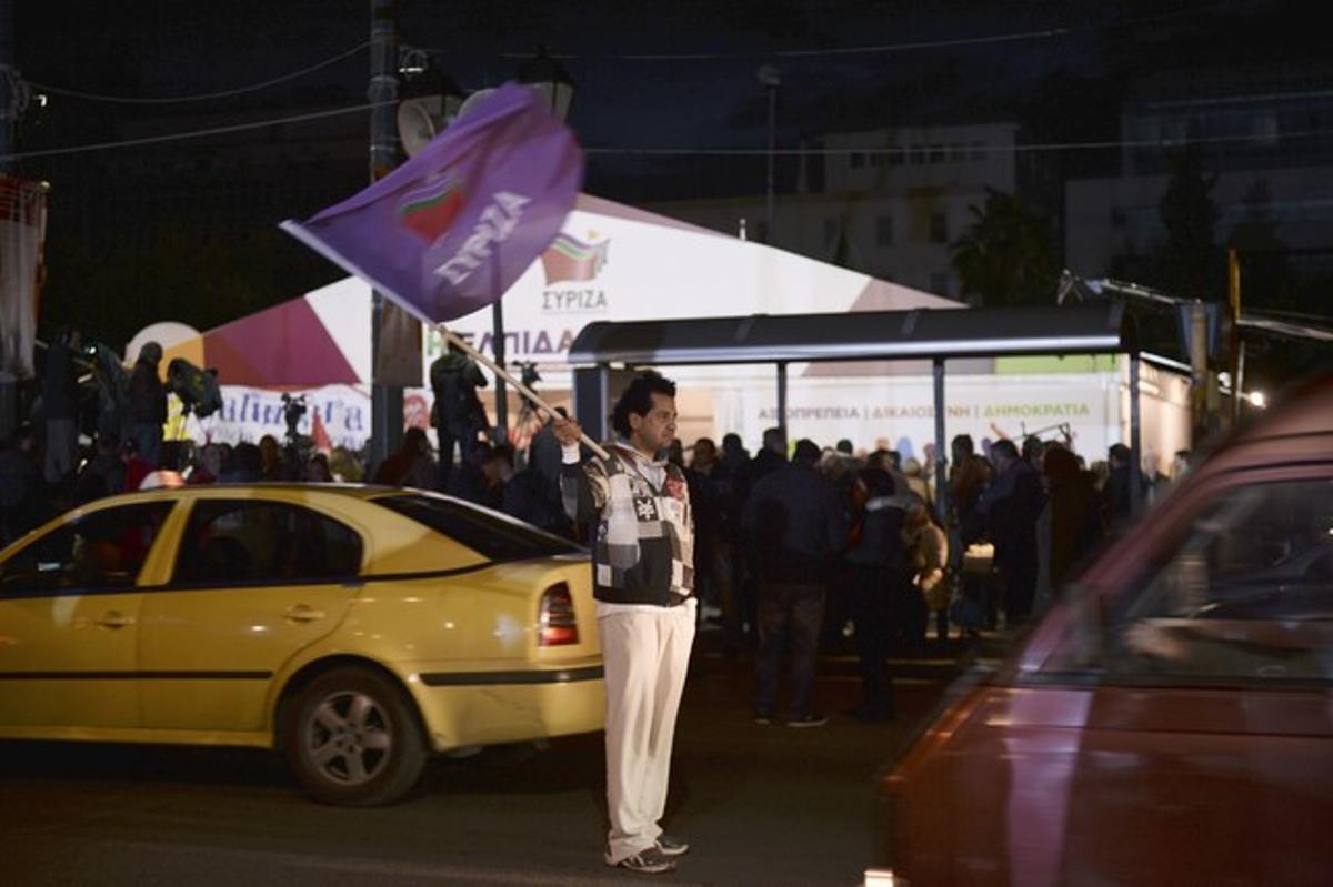 Un seguidor de Syriza celebra el resultado electoral.