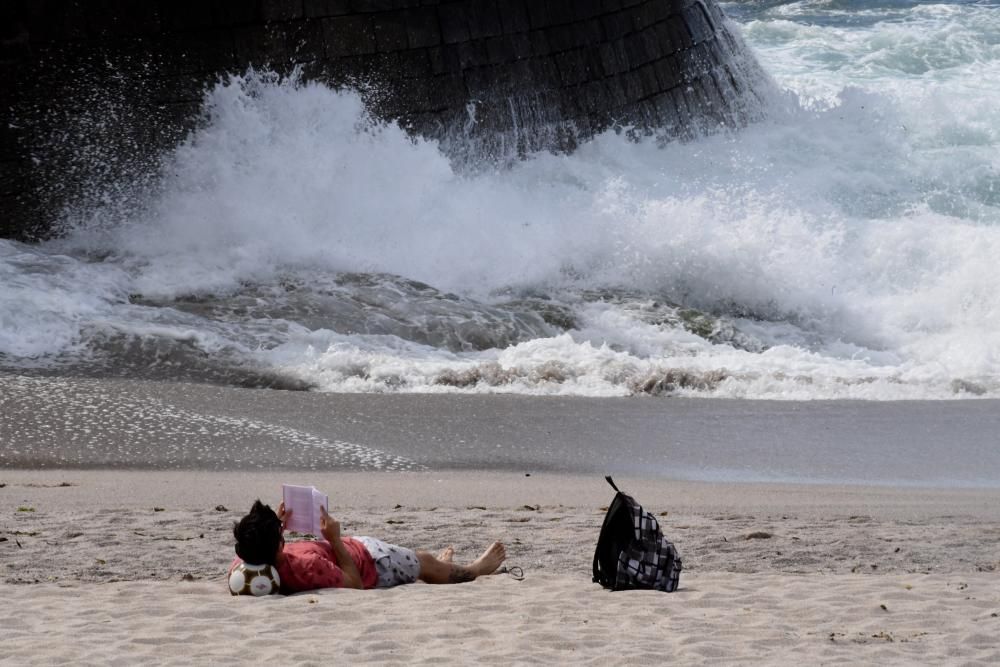 La entrada de la fase 2 de la desescalada permite tomar el sol y bañarse en las playas.