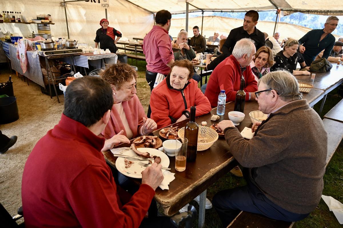 Familias y grupos de amigos aprovecharon la jornada para disfrutar de un almuerzo en el atrio, donde se instalaron puestos de pulpo, churrasco etc.