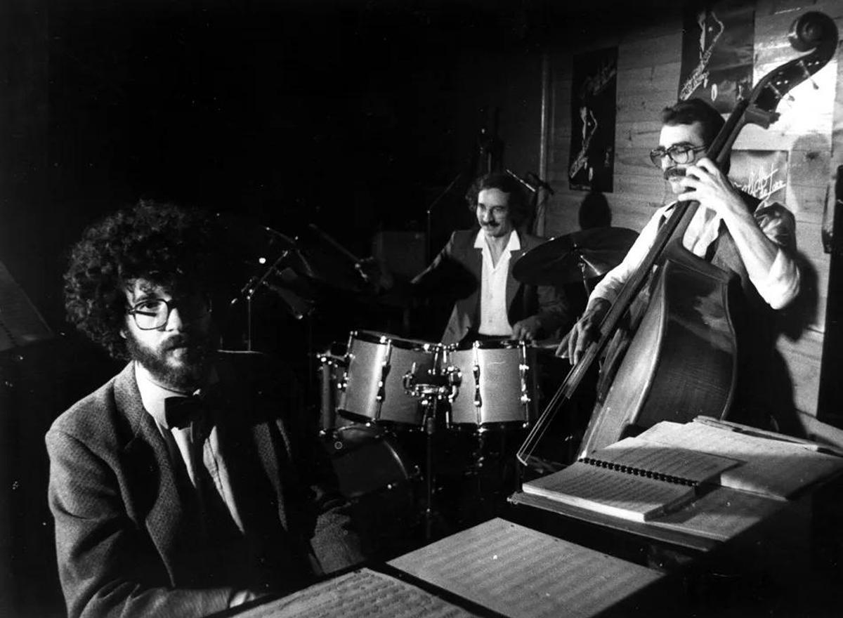 Llario en el Donato Marot Trio en Perdido Club de Jazz.