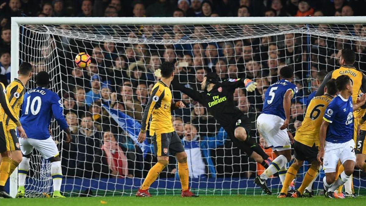 Ashley Williams marca el segundo gol del Everton