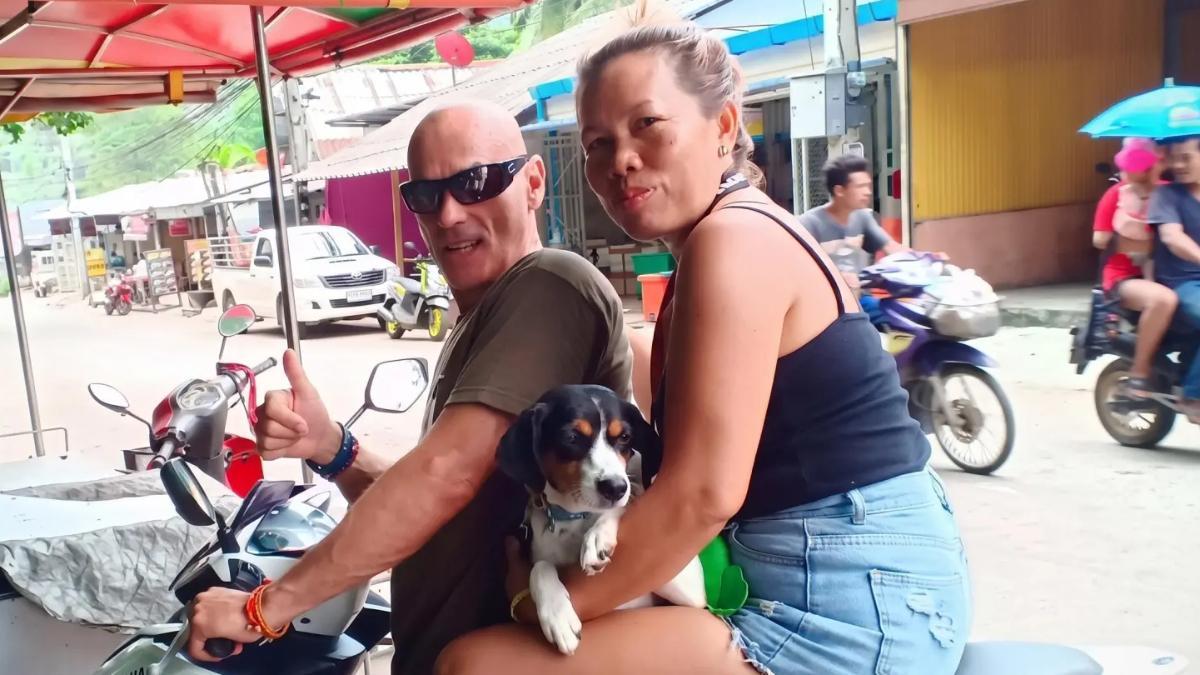 Javier con su esposa en Tailandia