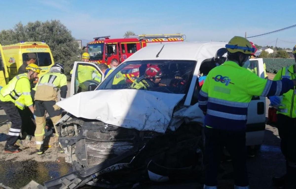 Los servicios sanitarios atienden a los trabajadores heridos en elaccidente de una furgoneta en Lorca enel mes de diciembre.  L.O.