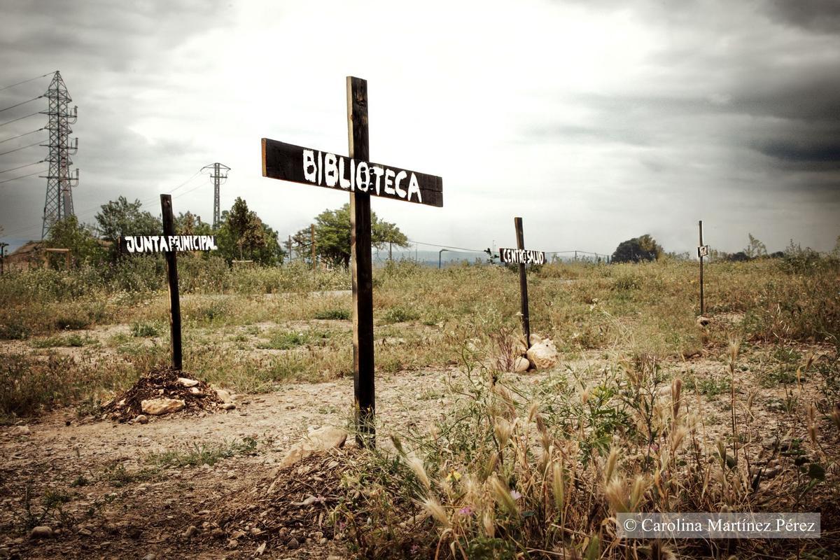 El solar de Parque Venecia que ha amanezido con las cruces sembradas.