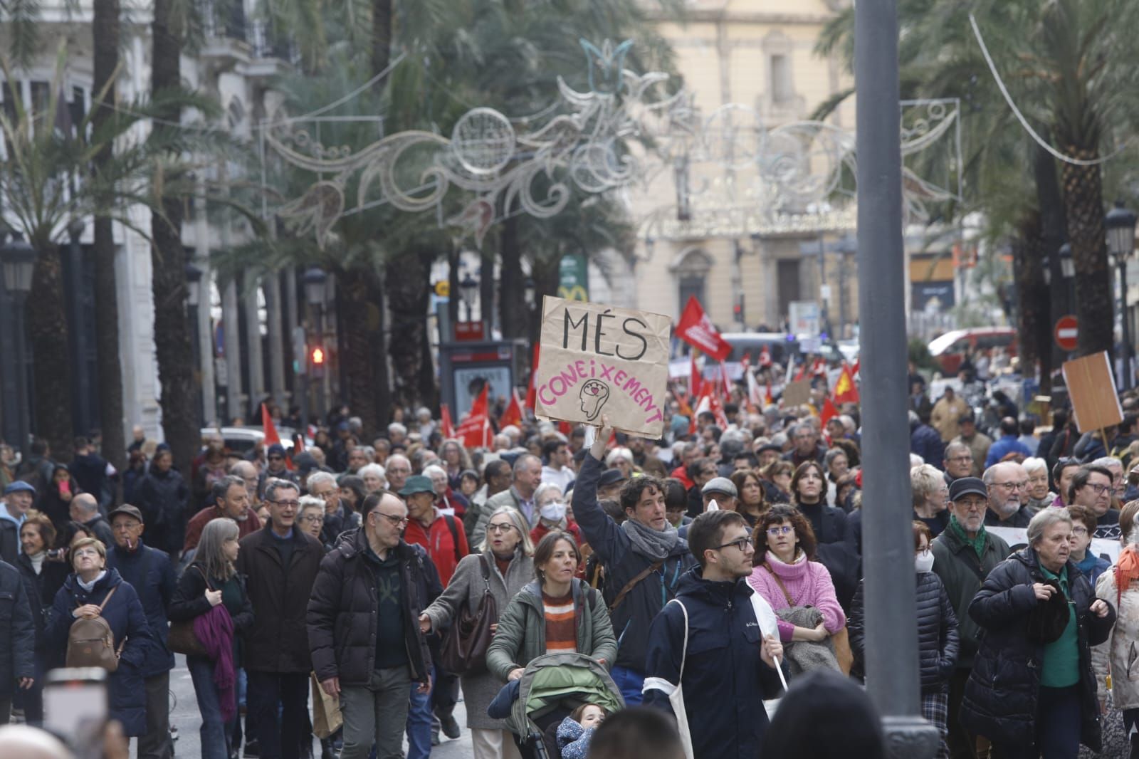 Cientos de valencianos claman por la paz en Ucrania