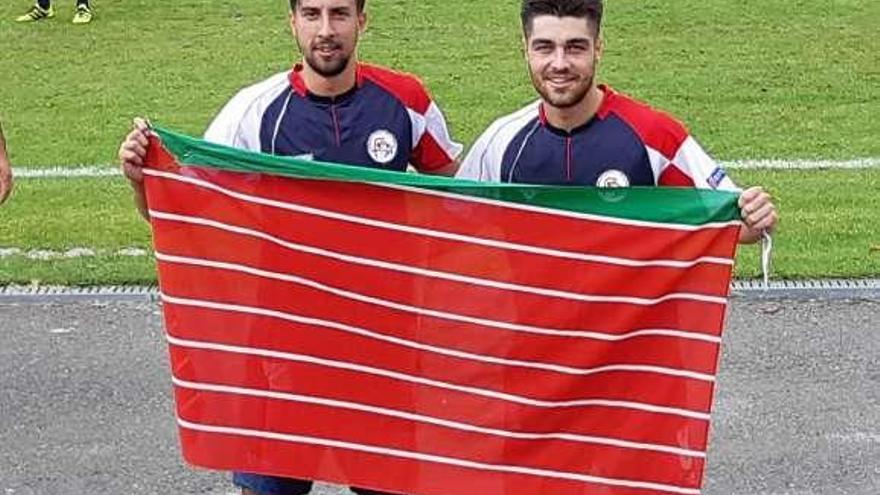 Coque y Juanan, con la bandera de Zamora.