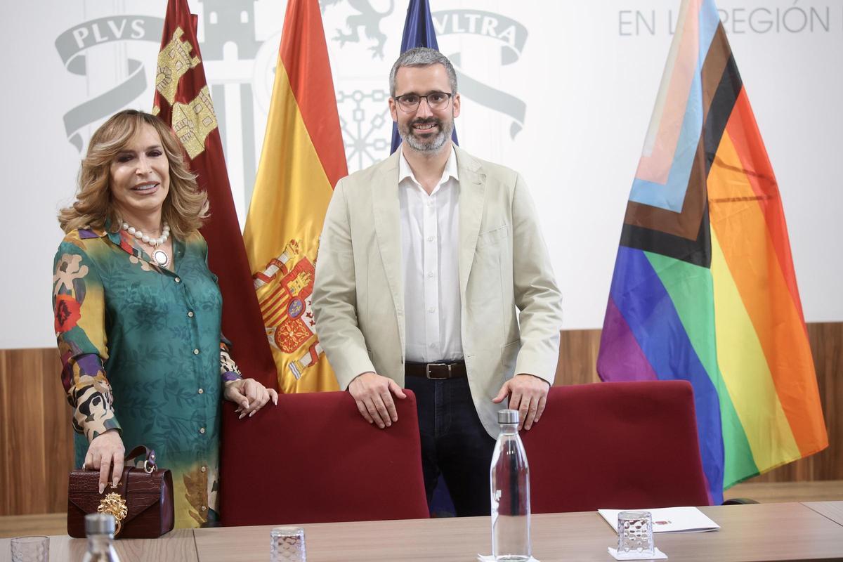Benita Castejón, junto al delegado del Gobierno en Murcia, Francisco Lucas, este jueves.