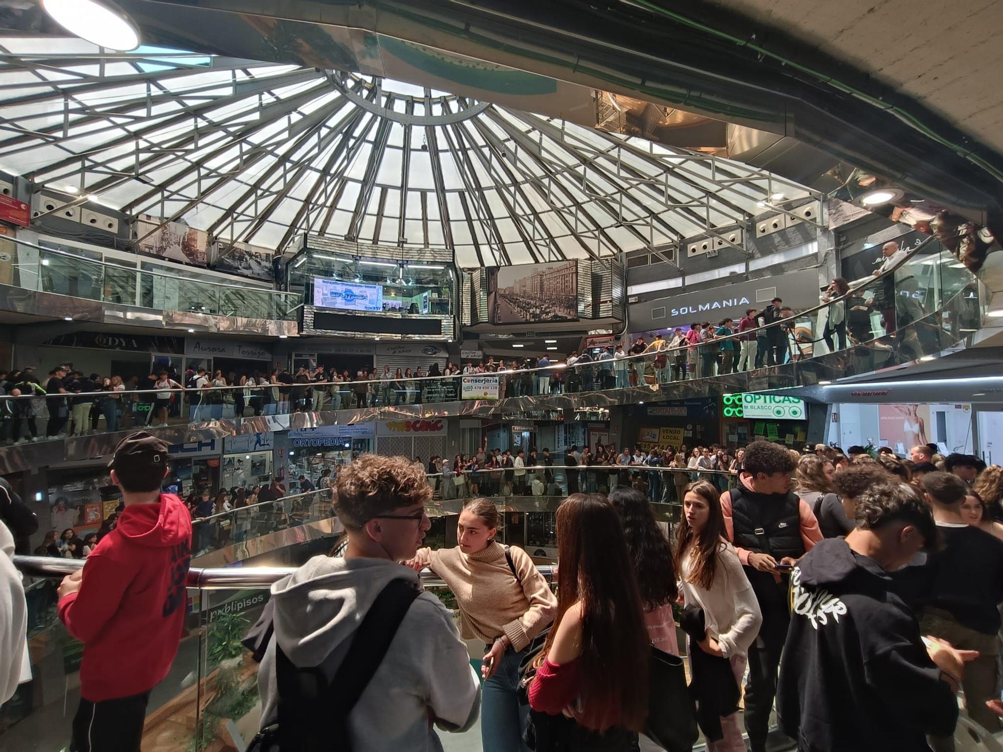 De calle Cádiz a plaza España: miles de jóvenes hacen fila para comprar las entradas de Espacio Zity en Zaragoza
