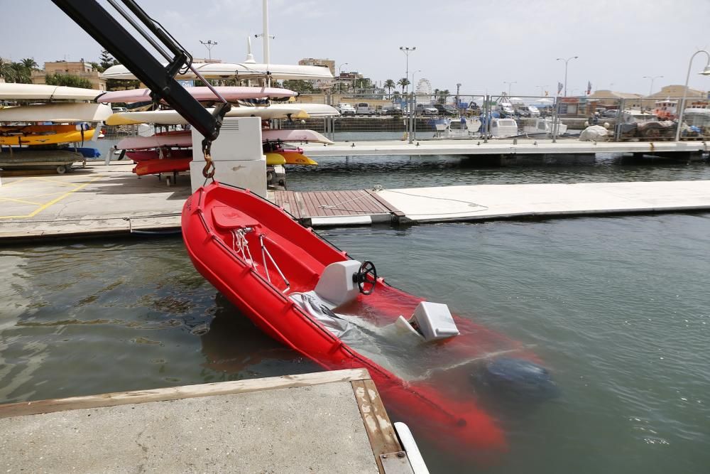 Rescatan a la tripulación de una embarcación que se hundía en Torrevieja