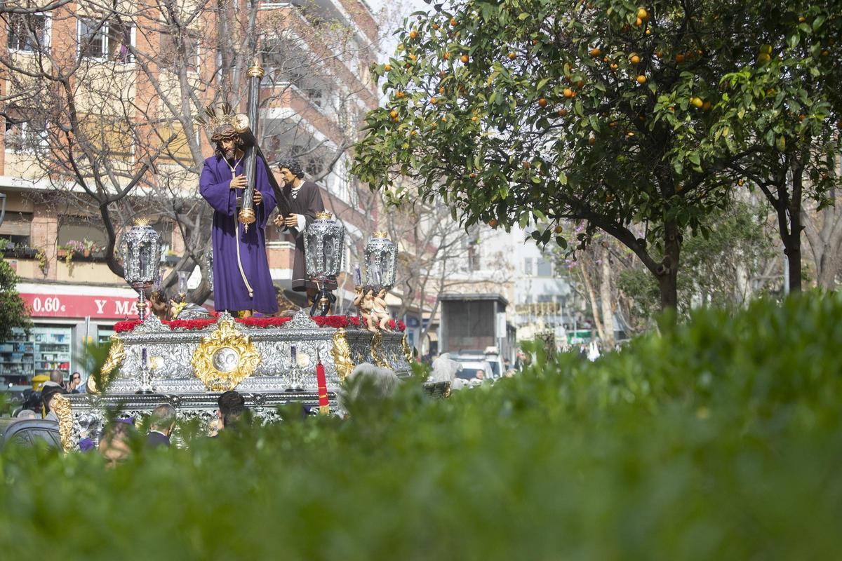 Miles de personas siguen la procesión de la Cofradía 15+1 de LHospitalet de Llobregat