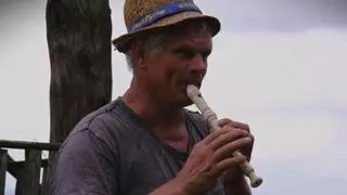 Así es la vida de Mykhailo (73 años), un hombre que vive aislado en los montes Cárpatos de Ucrania y elabora su propia comida y herramientas