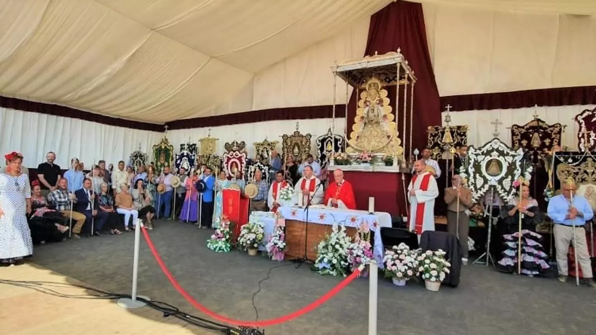 Las 23 hermandades rocieras de la FECAC desfilan ante la Virgen del Rocío en Terrassa