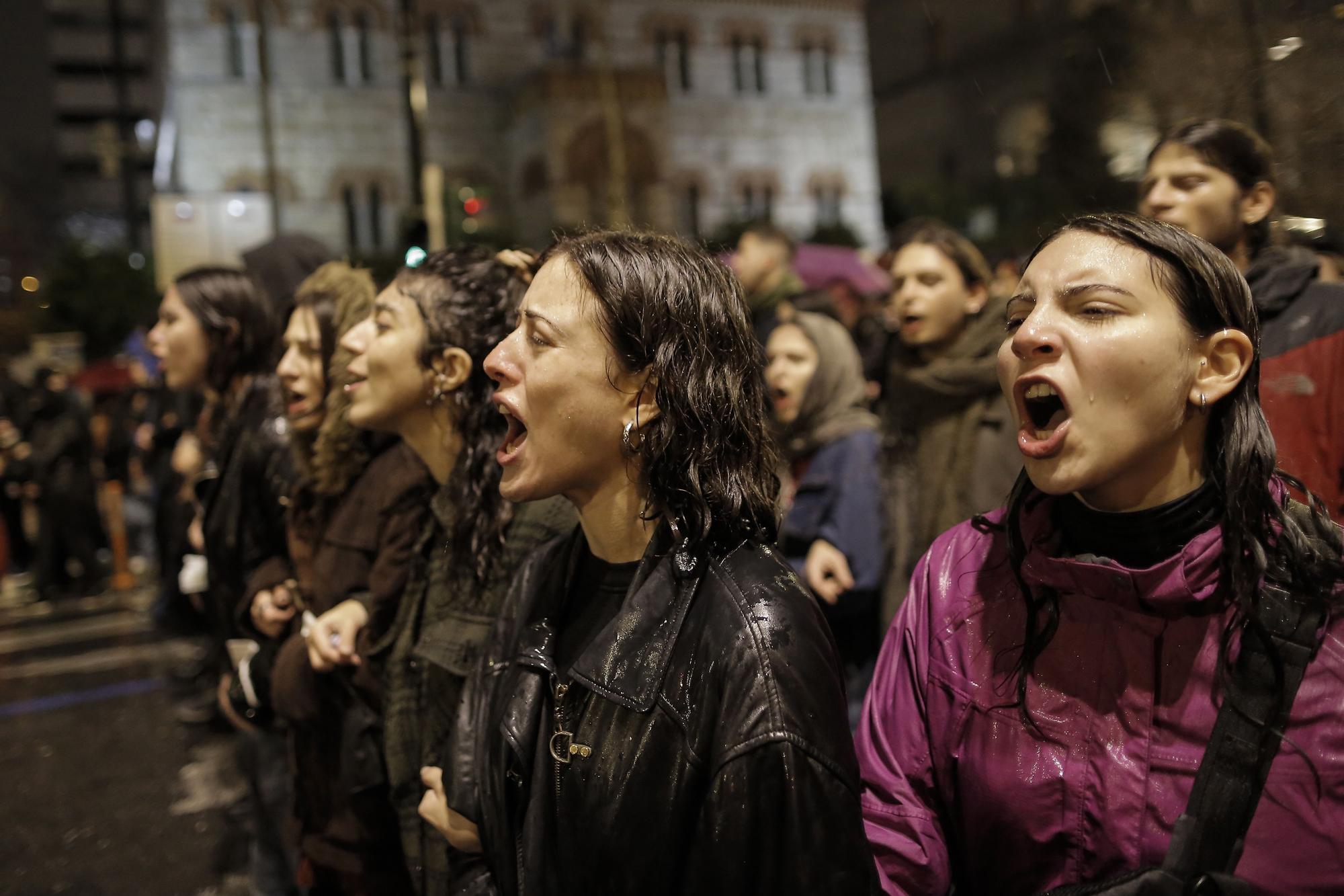 Jóvenes griegos protestan en Atenas por el choque entre dos trenes que provocó la muerte de 57 personas el martes 28 de febrero cerca de Tempi, en el centro de la capital de Grecia.