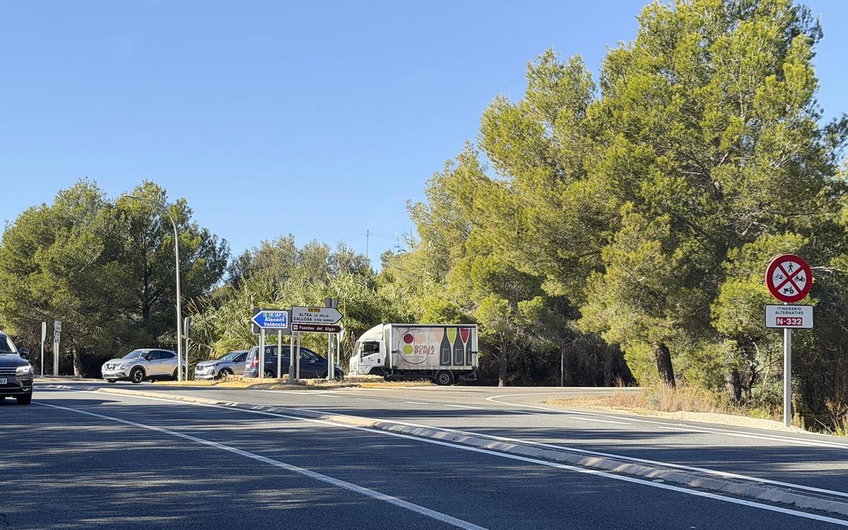 Cruce de acceso a Altea la Vella que se pide convertir en una rotonda