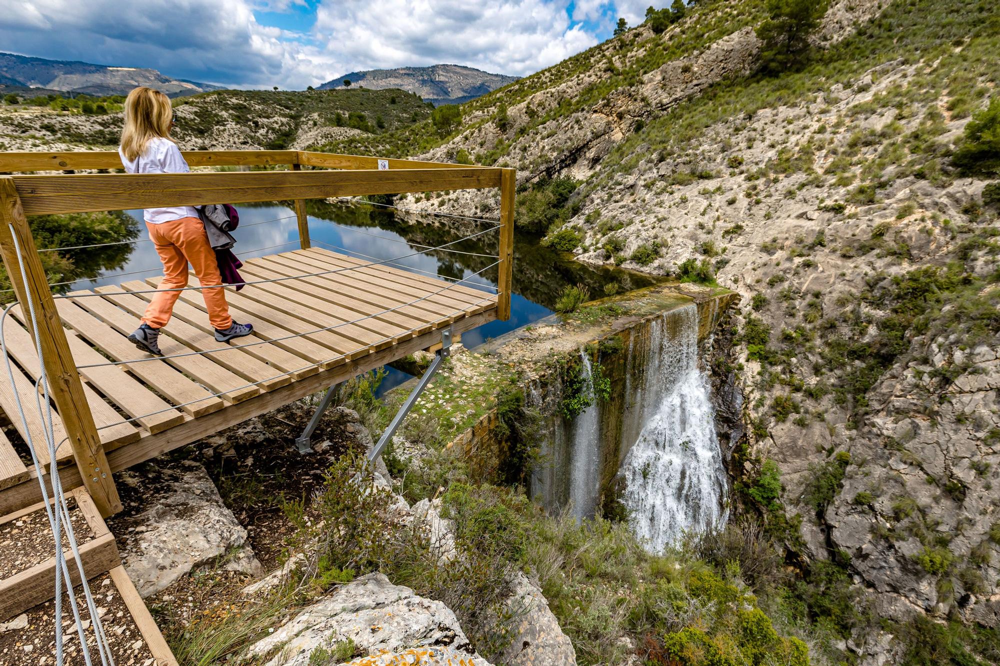 El pantano de Relleu, con 400 años de historia, está en desuso desde que en los años 40 se construyera el del Amadorio, de mayor capacidad pero en él se sigue almacenando agua cuando llueve como ha ocurrido las últimas semanas. Tanta que se ha desbordado por la parte más alta y deja una imagen única con una cascada cayendo al estrecho barranco de 40 metros.