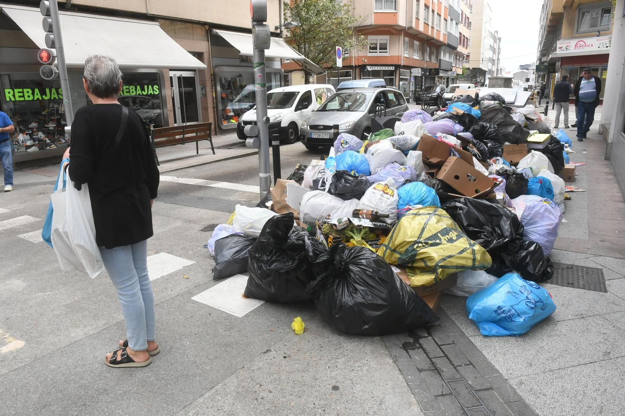 Basura acumulada entre la calle Barcelona y Agra del Orzán