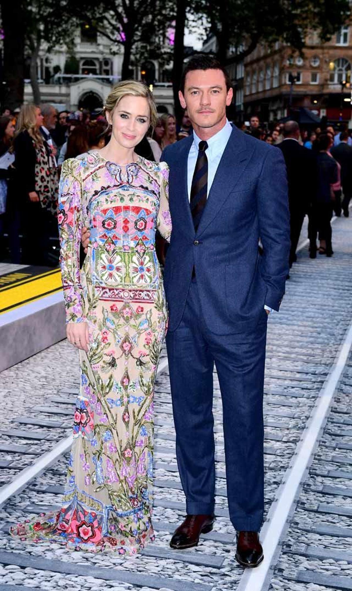 Emily Blunt y Luke Evans en el estreno de 'La chica del tren' en Londres
