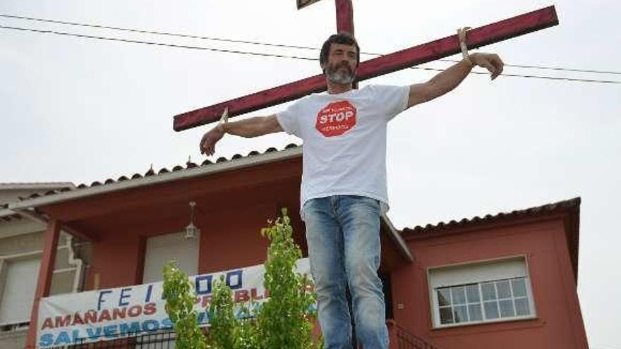 Enrique López Patricio &quot;crucificado&quot;, durante una protesta. // G.S.
