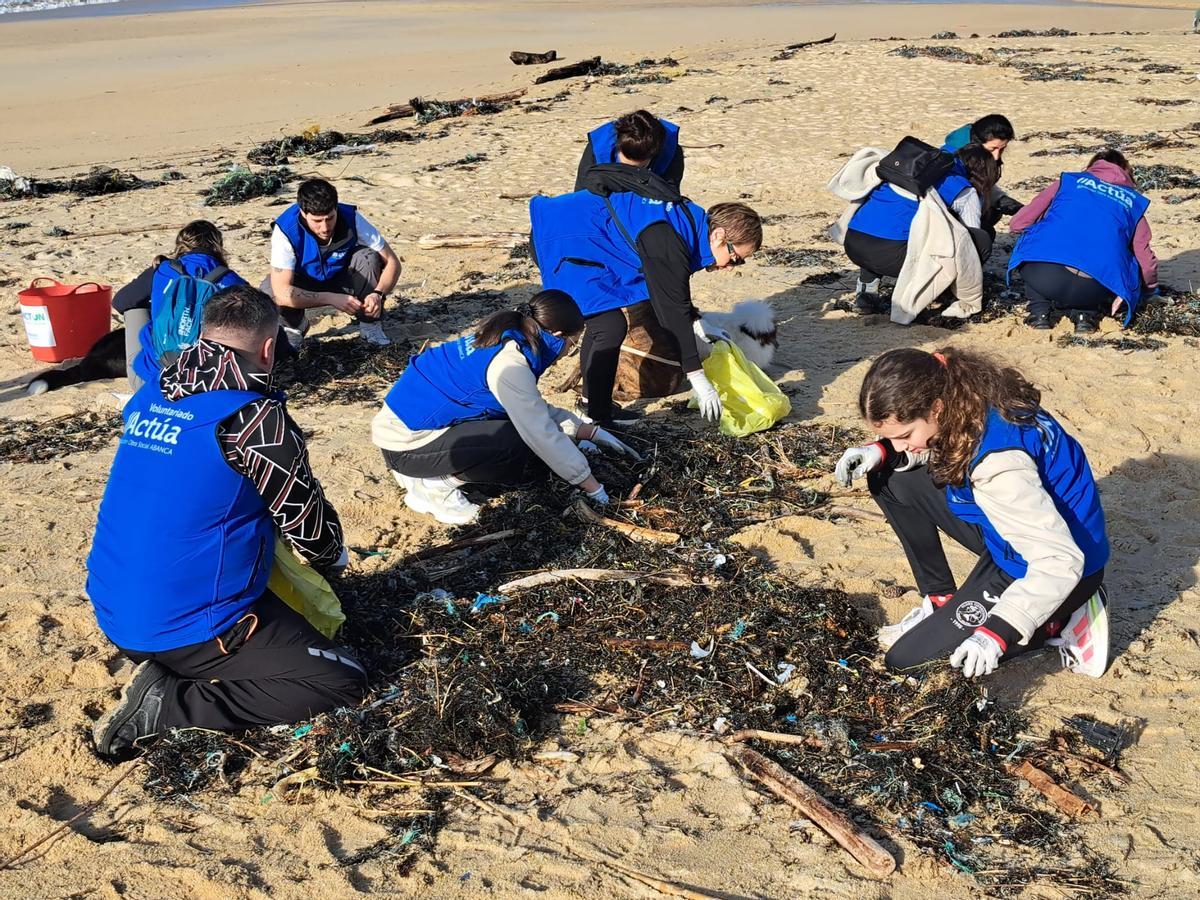 La limpieza de la playa de Area de Bon, en Bueu, en imágenes (II)