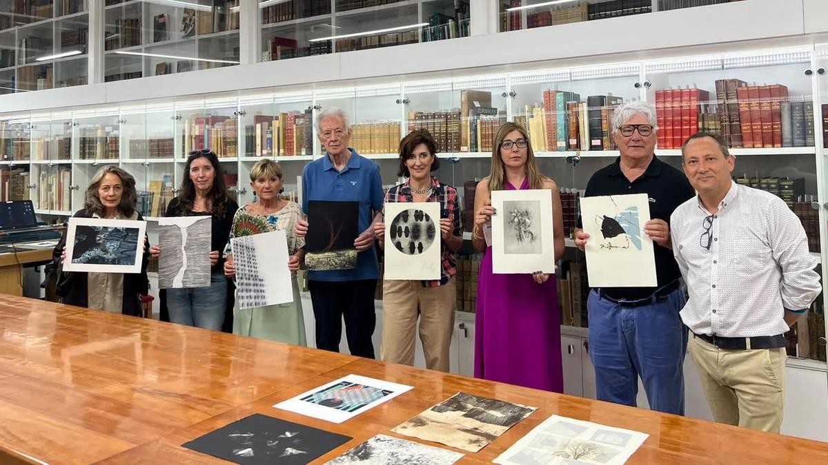 El director del Museo del Grabado, Pastor Rodríguez, derecha, con los miembros del jurado, que sostienen las obras ganadoras del Premio Atlante.