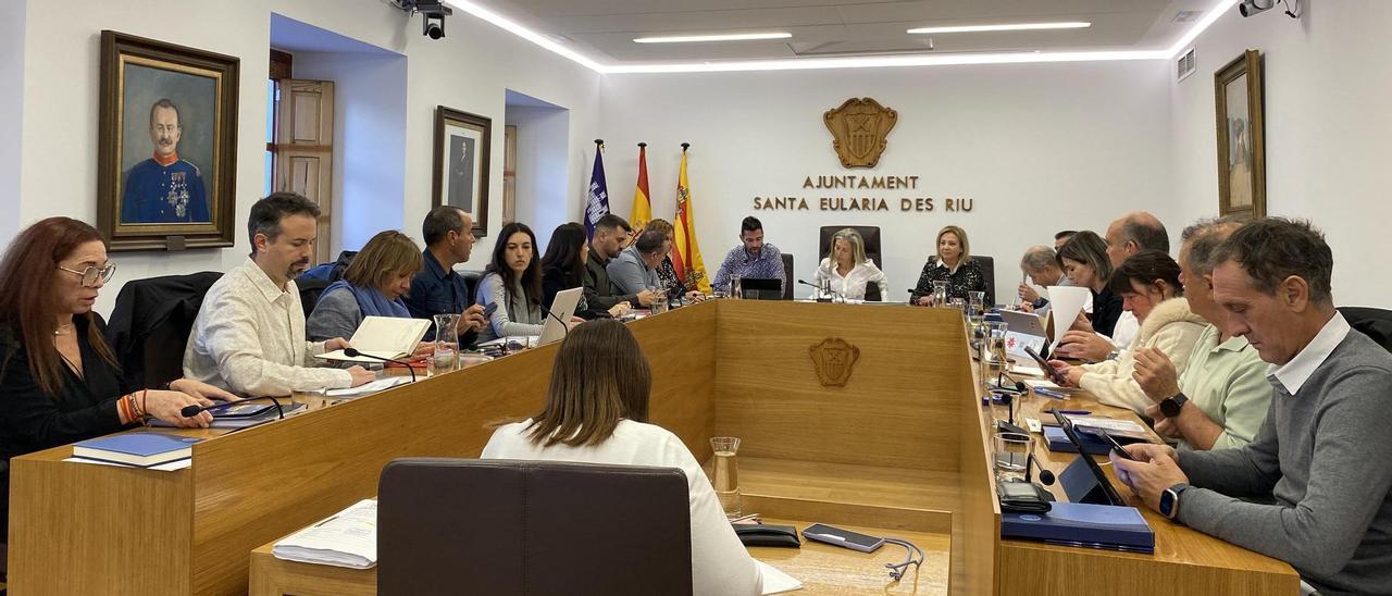 Concejales de Santa Eulària segundos antes del inicio del pleno de este jueves.