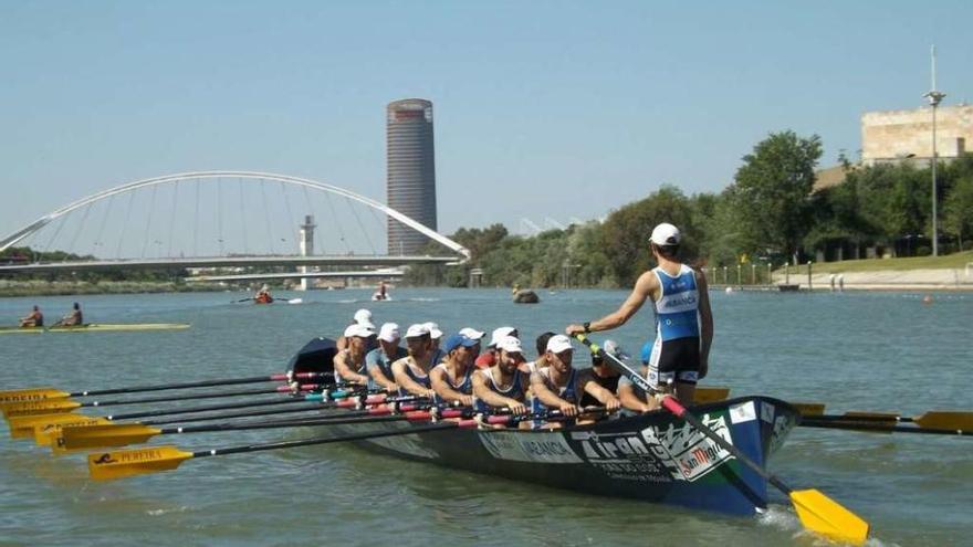 Tirán Pereira ayer en el Guadalquivir, con la Pasarela de La Cartuja y la Torre Sevilla al fondo. // S.N.