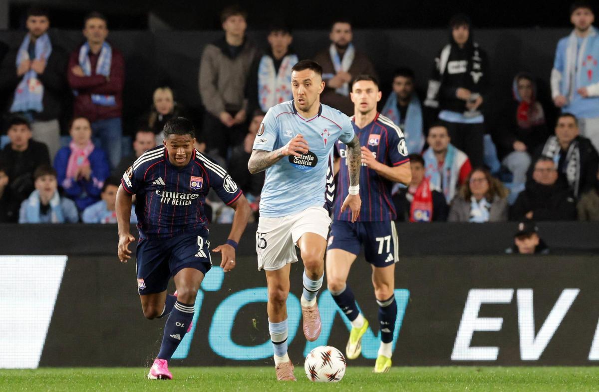 Vecino conduce el balón en el partido contra el Olympique de Lyon ante de lesionarse.