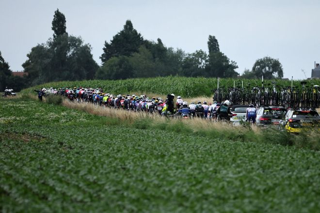 Dunkerque (France), 07/07/2025.- The peloton in action during the 3rd stage of the Tour de France cycling race over 178.3km from Valenciennes to Dunkerque, France, 07 July 2025. (Ciclismo, Francia) EFE/EPA/CHRISTOPHE PETIT TESSON