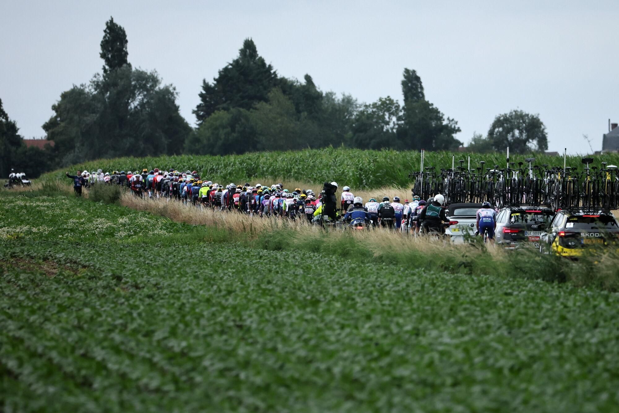 Dunkerque (France), 07/07/2025.- The peloton in action during the 3rd stage of the Tour de France cycling race over 178.3km from Valenciennes to Dunkerque, France, 07 July 2025. (Ciclismo, Francia) EFE/EPA/CHRISTOPHE PETIT TESSON