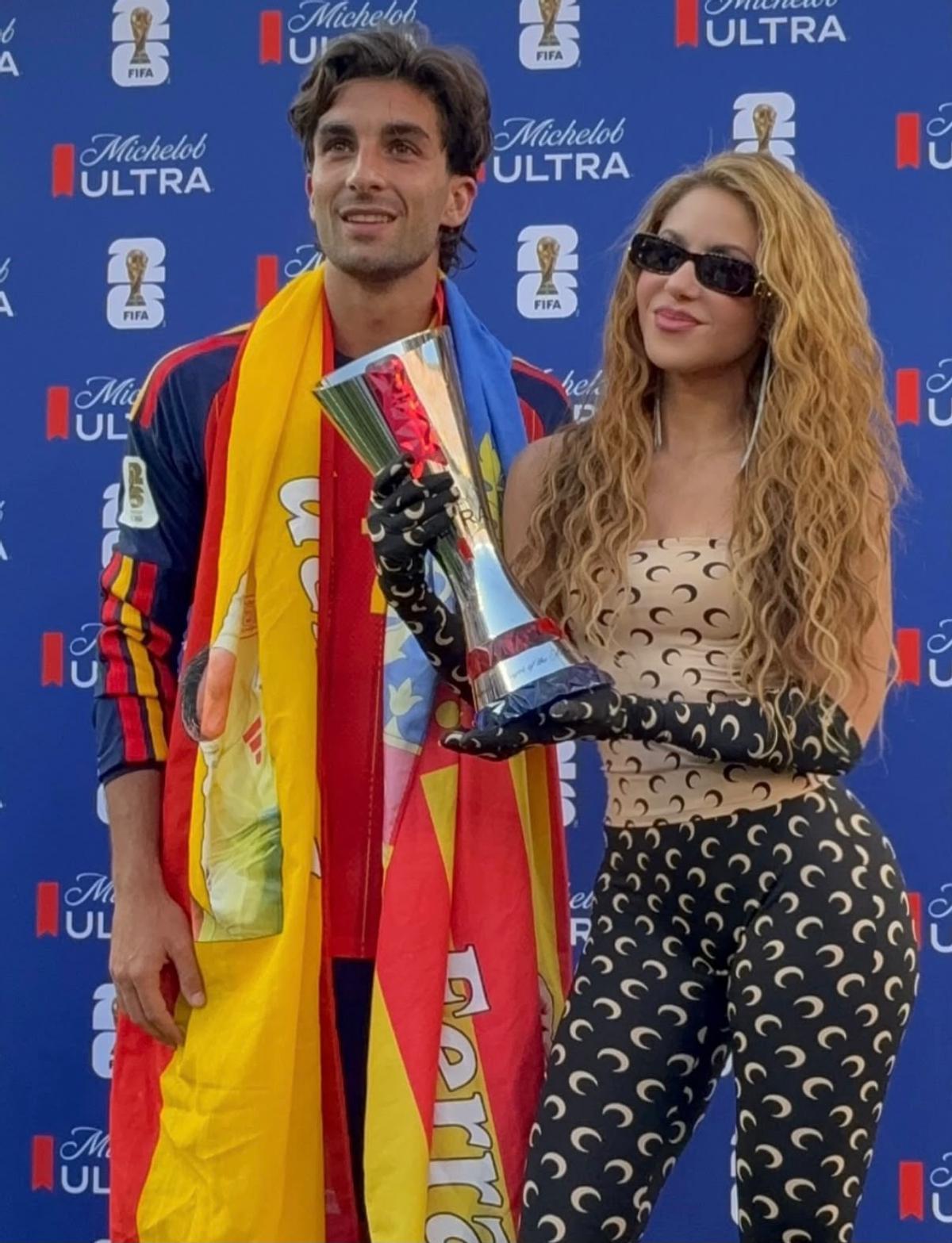 Shakira entrega el trofeo de 'MVP' a Ferran Torres