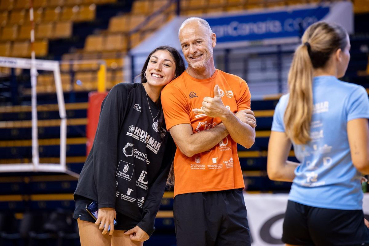 Fran Carballo posa sonriente junto a Bea Novoa durante el media day del pasado jueves en el CID.
