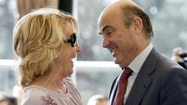 Esperanza Aguirre saluda al ministro de Economía, Luis de Guindos, el lunes en Majadahonda.