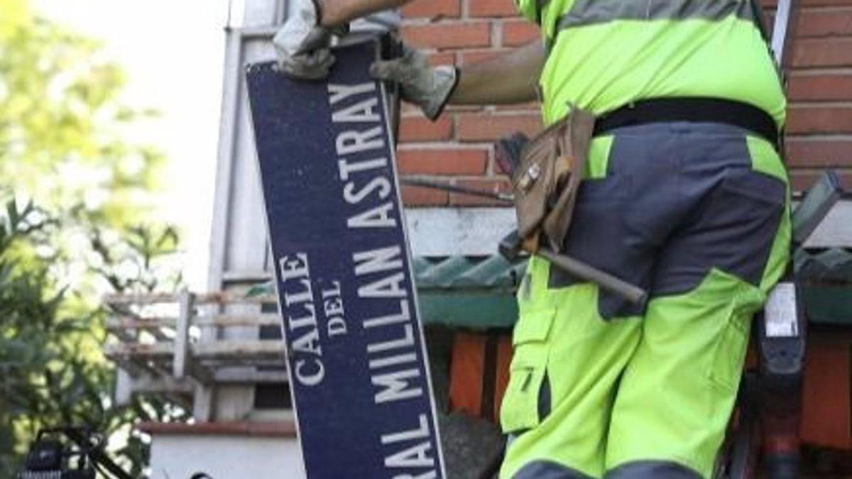 Retirada de la placa a la calle dedicada al general Millán Astray.