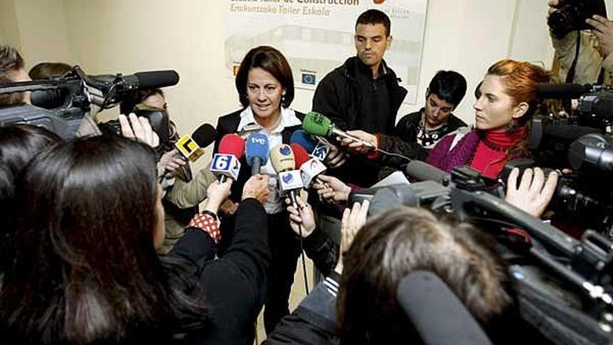 La vicepresidenta de UPN, Yolanda Barcina, atiende a los medios de comunicación.