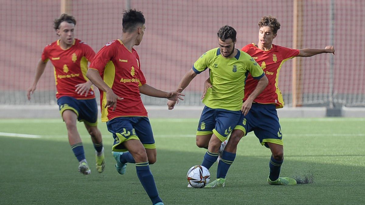 Lance de un partido amistoso entre el Las Palmas B y su Juvenil A.