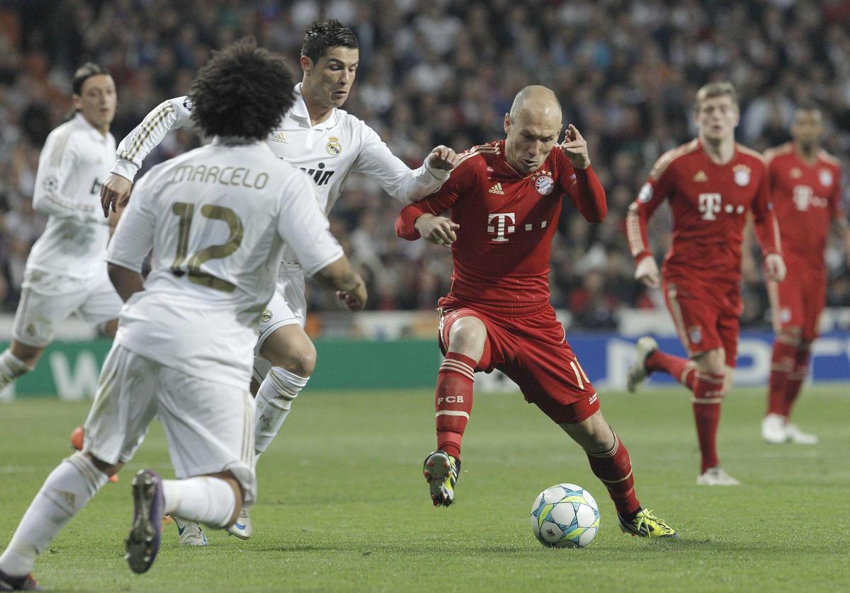 Arjen Robben, perseguido por Cristiano Ronaldo y Marcelo, en el Real Madrid - Bayern de 2012.