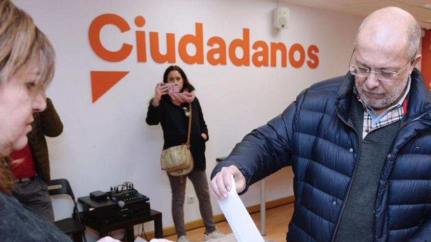 Francisco Igea, vota en la sede autonómica de Valladolid.