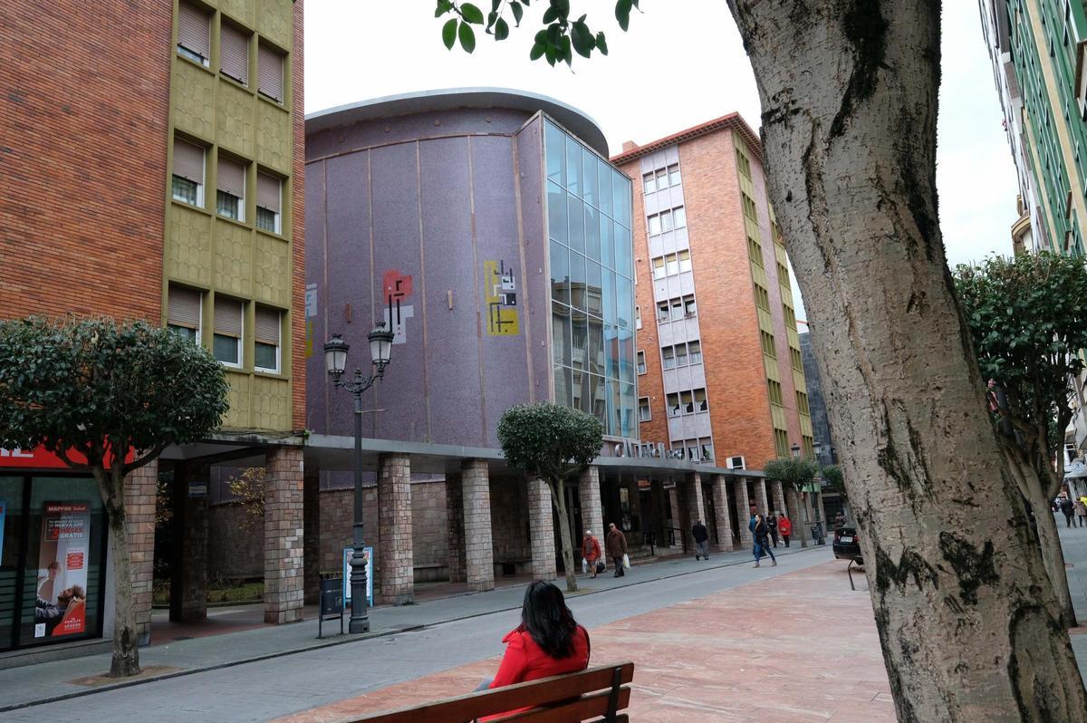 El Cine Felgueroso de Sama, en cuyo escenario se representarán las obras teatrales.