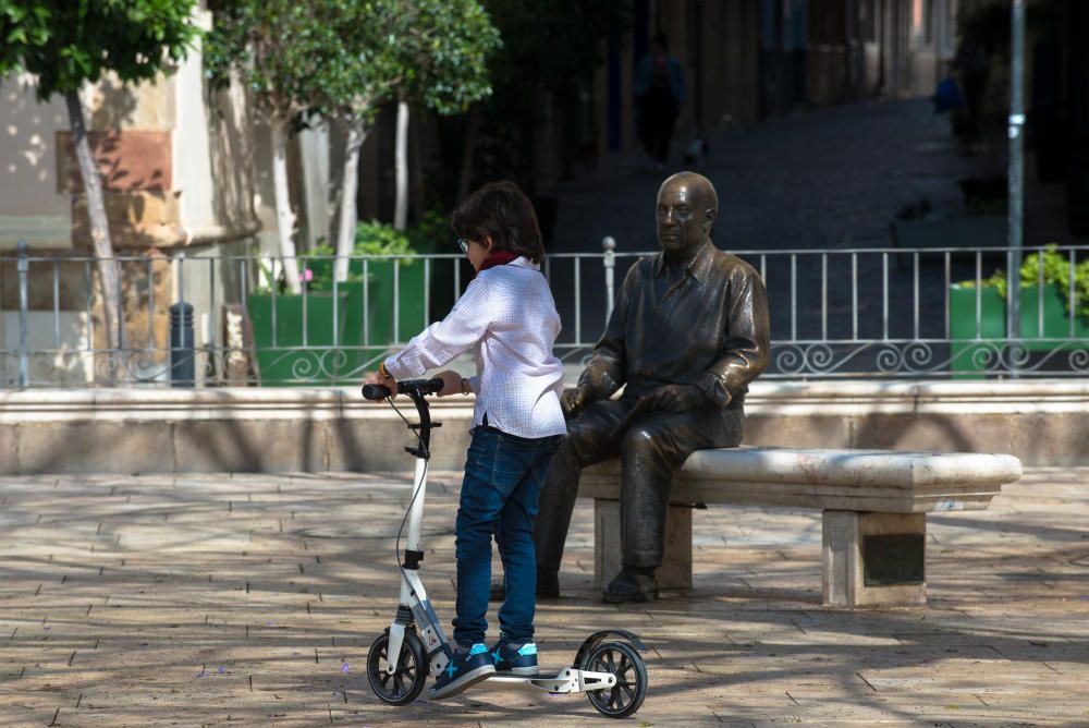 Padres e hijos aprovechan el primer día del desconfinamiento parcial de los niños menores de 14 años para dar un paseo por calles y plazas del Centro de Málaga. En la playa, algunos pequeños aprovechaban para remojarse los pies, bordeando una de las prohibiciones de esta nueva medida.