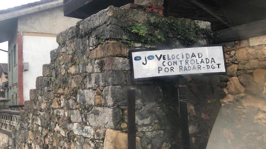 El original &quot;radar&quot; con el que unos vecinos se defienden en Asturias de quienes corren demasiado con el coche