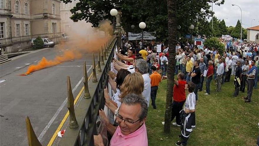 Más de un millar de armadores y pescadores se manifestaron esta mañana en Santiago de Compostela, ante la sede de la Xunta de Galicia, para exigir medidas ´a largo plazo´ que ayuden a la pesca a salir de la actual crisis motivada por el alza de los combustibles.