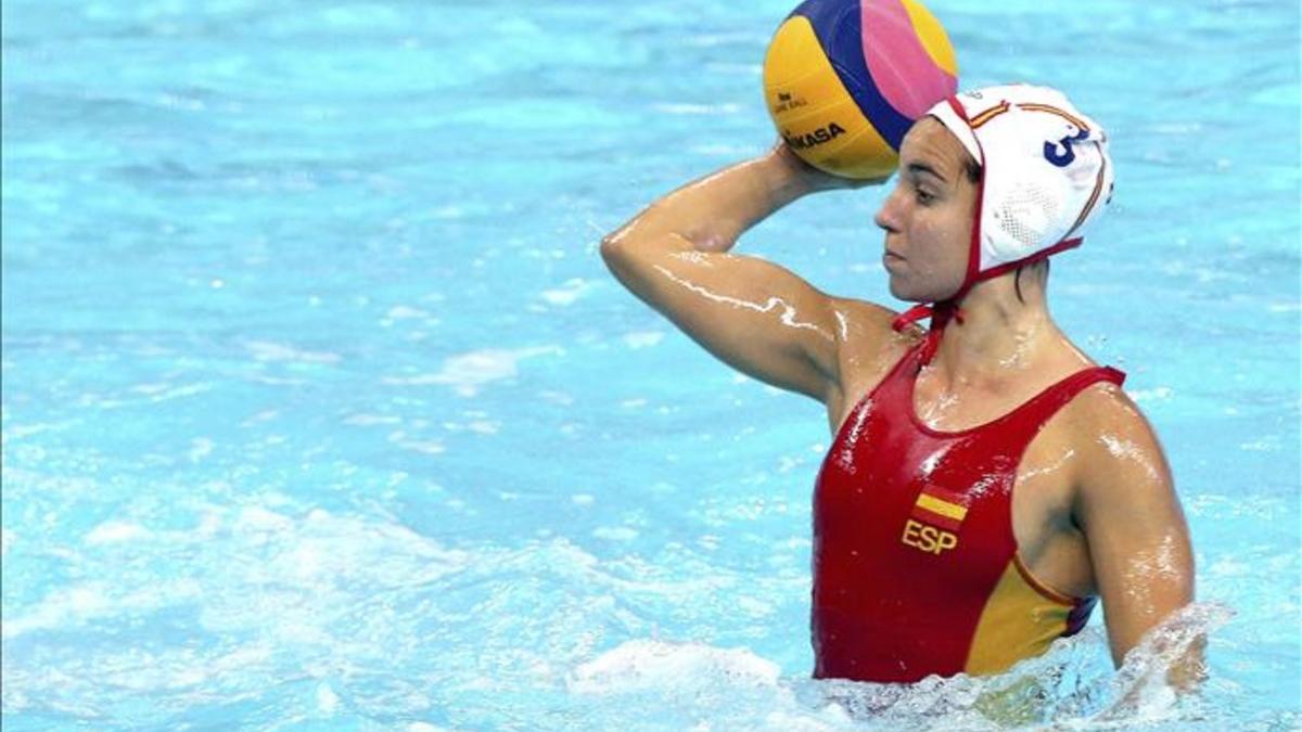 Anni Espar durante un partido con la selección española de waterpolo