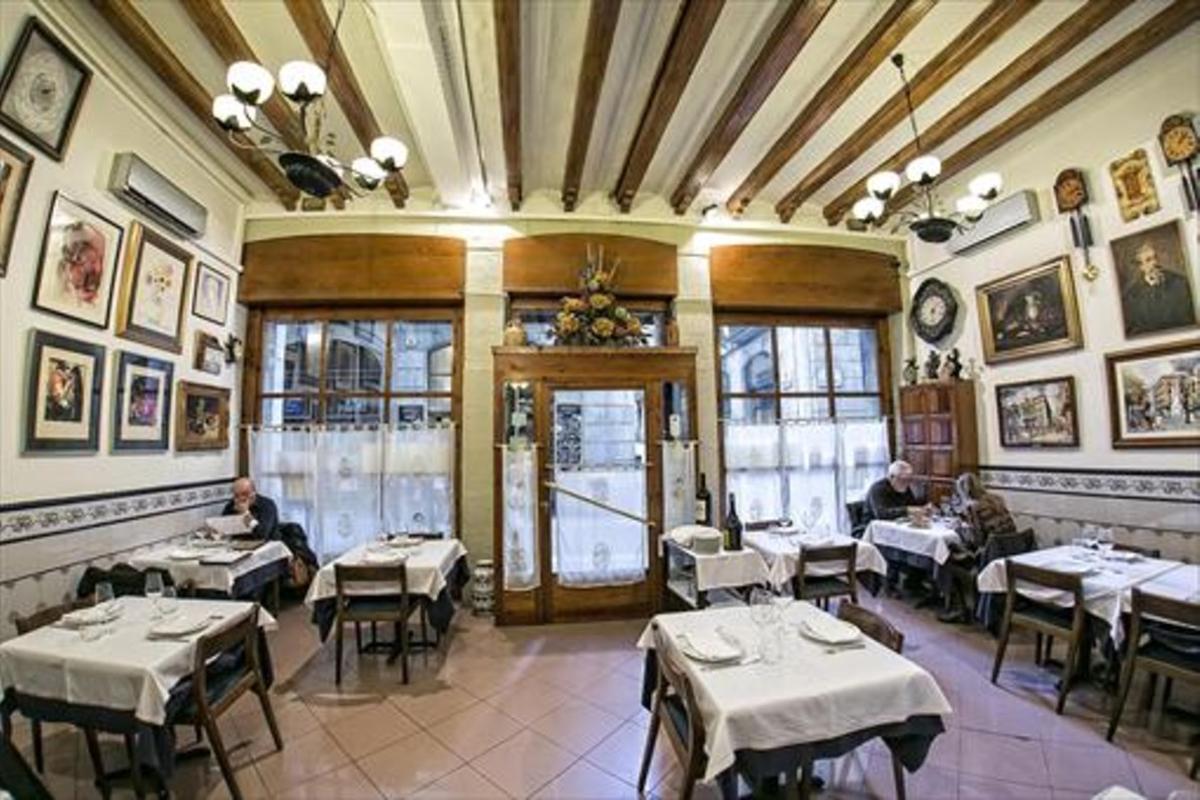 Interior del restaurante Pitarra, ubicado en la calle de Avinyó de Barcelona.