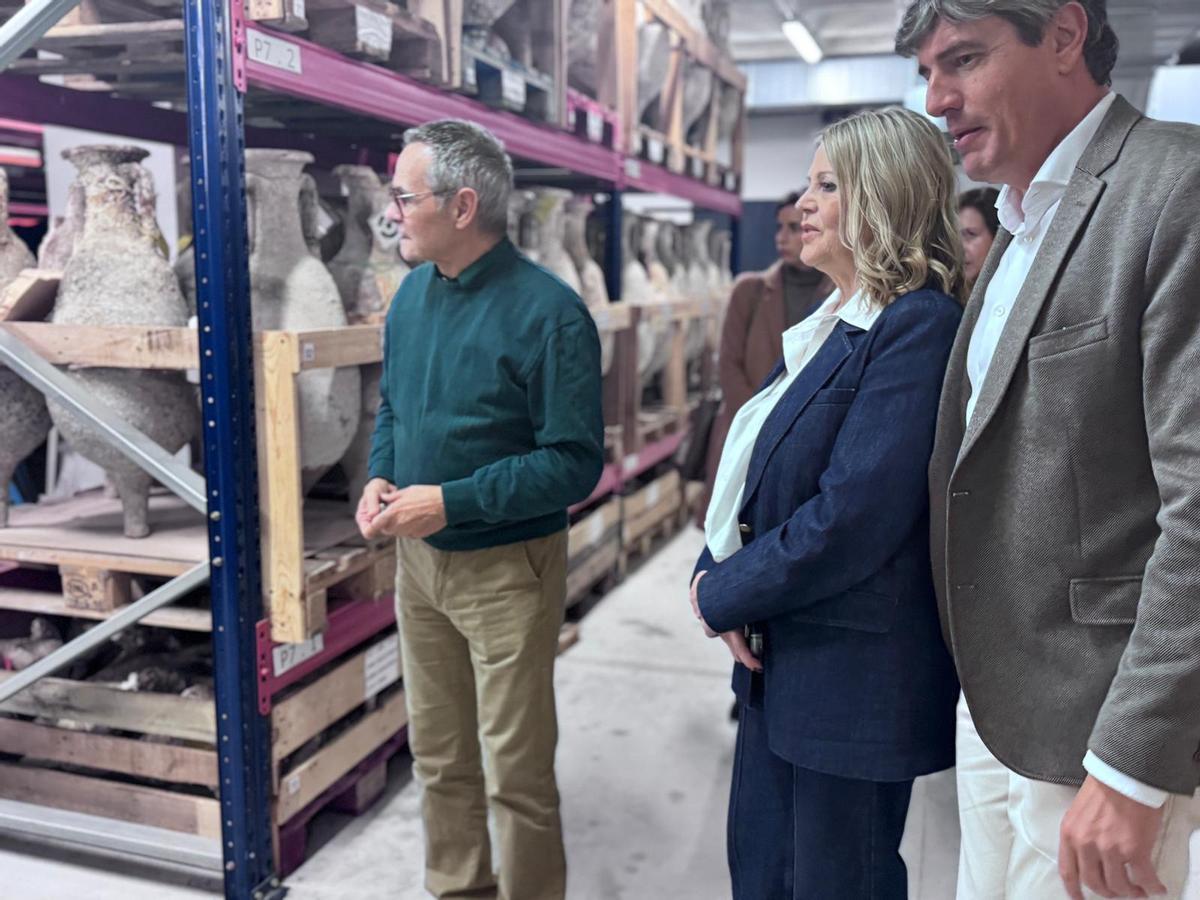 Espinosa, director de Vilamuseu, junto a Ortí y el alcalde, observando las ánforas rescatadas del pecio.