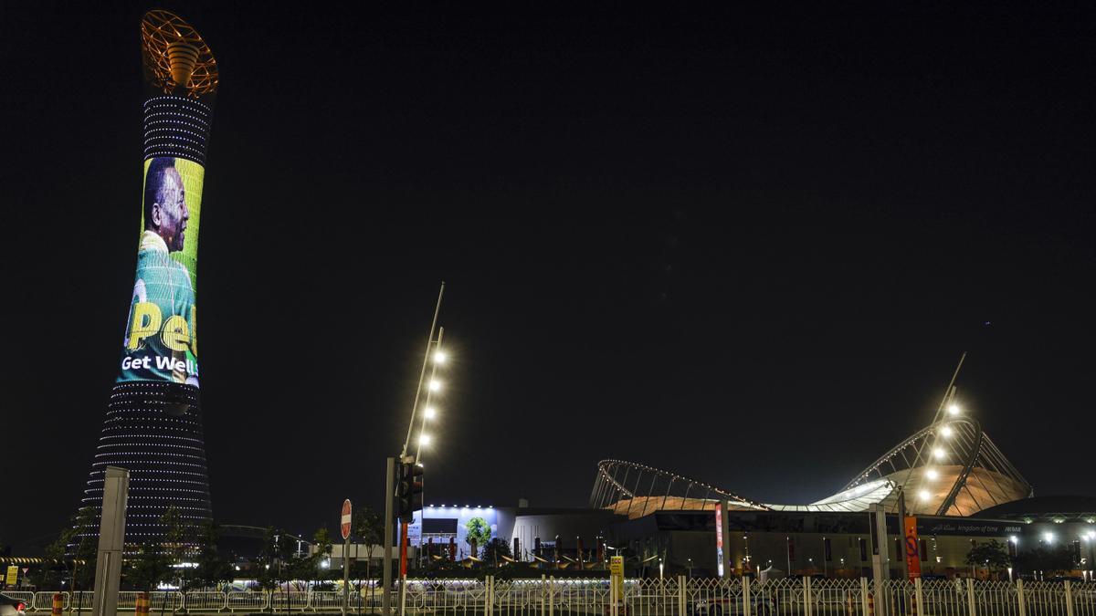 Copa Mundial de la FIFA Qatar 2022 - En el edificio del Torch Hotel, junto al estadio, se muestra un mensaje de 'Get Well' para Pele