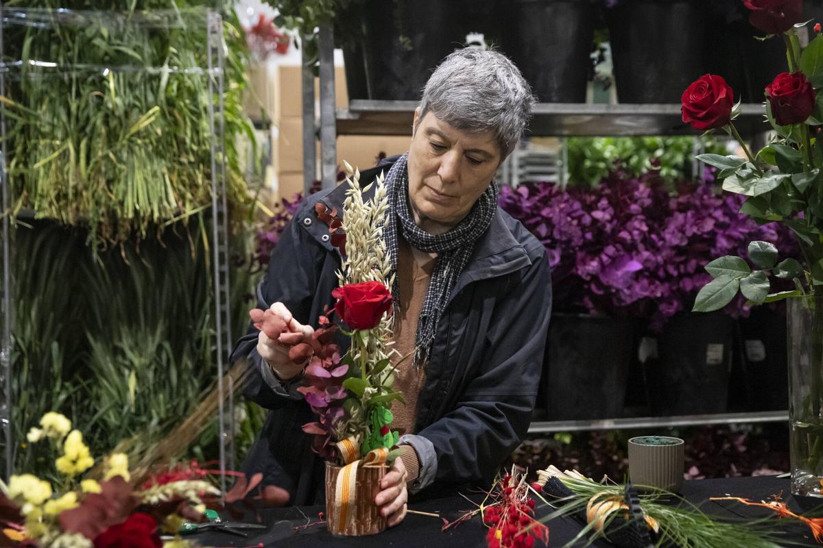 Barcelona, 15 de abril . Rosa Valls, directora de la escuela de arte floral de Mercabarna-flor, preparando rosas para Sant Jordi