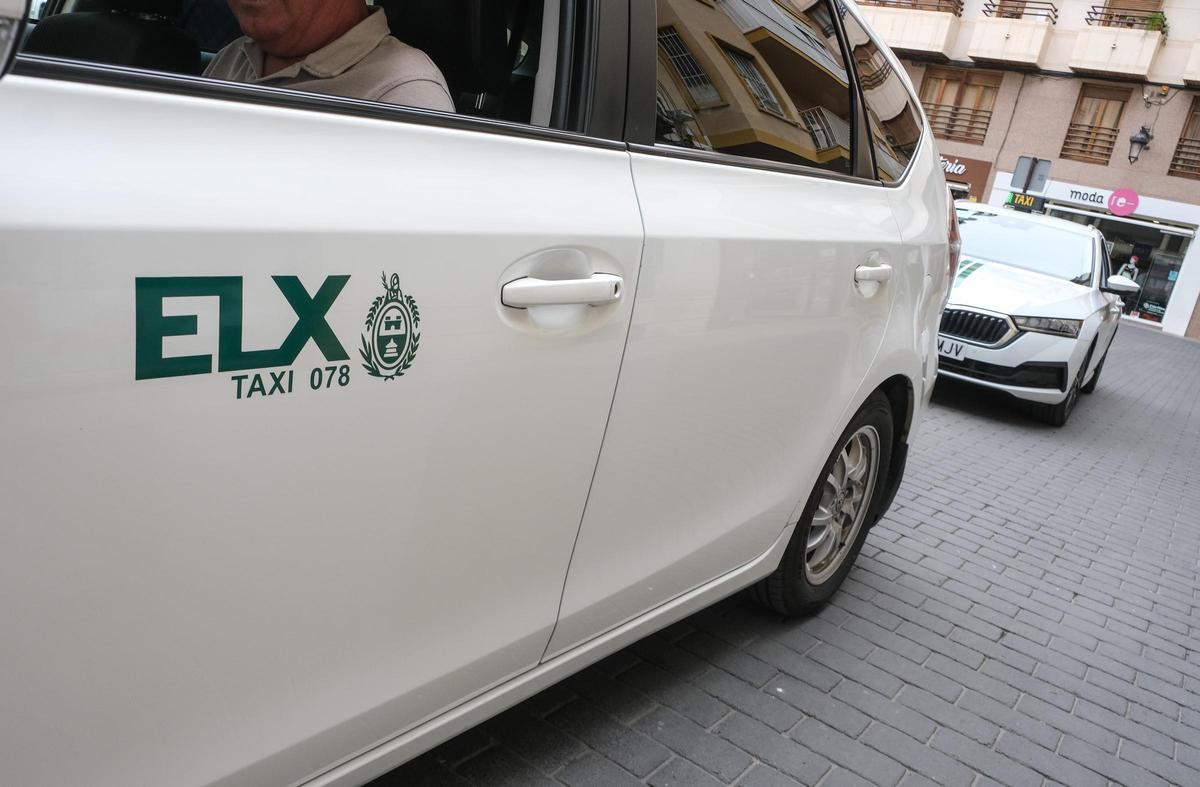 Dos taxis en una parada céntrica en Elche